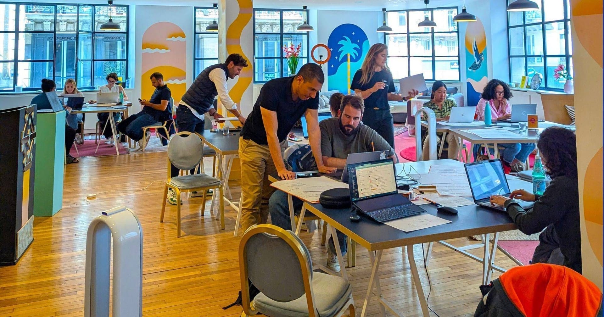 Participants du bootcamp en session de travail, accompagnés par le formateur